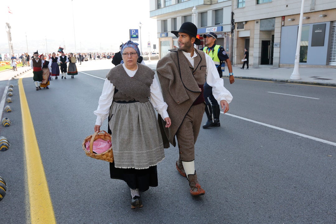 Decenas de personas participaron en el animado desfile que partió del parque Isabel la Católica y terminó en el Campo Valdés