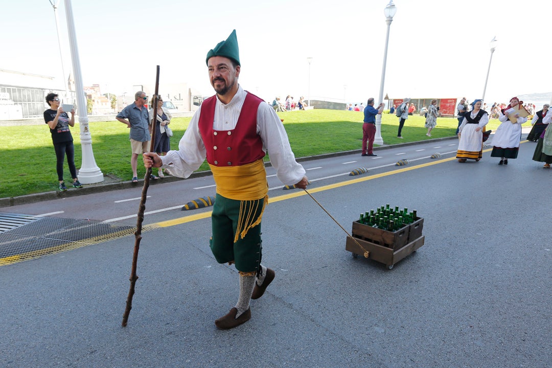 Decenas de personas participaron en el animado desfile que partió del parque Isabel la Católica y terminó en el Campo Valdés