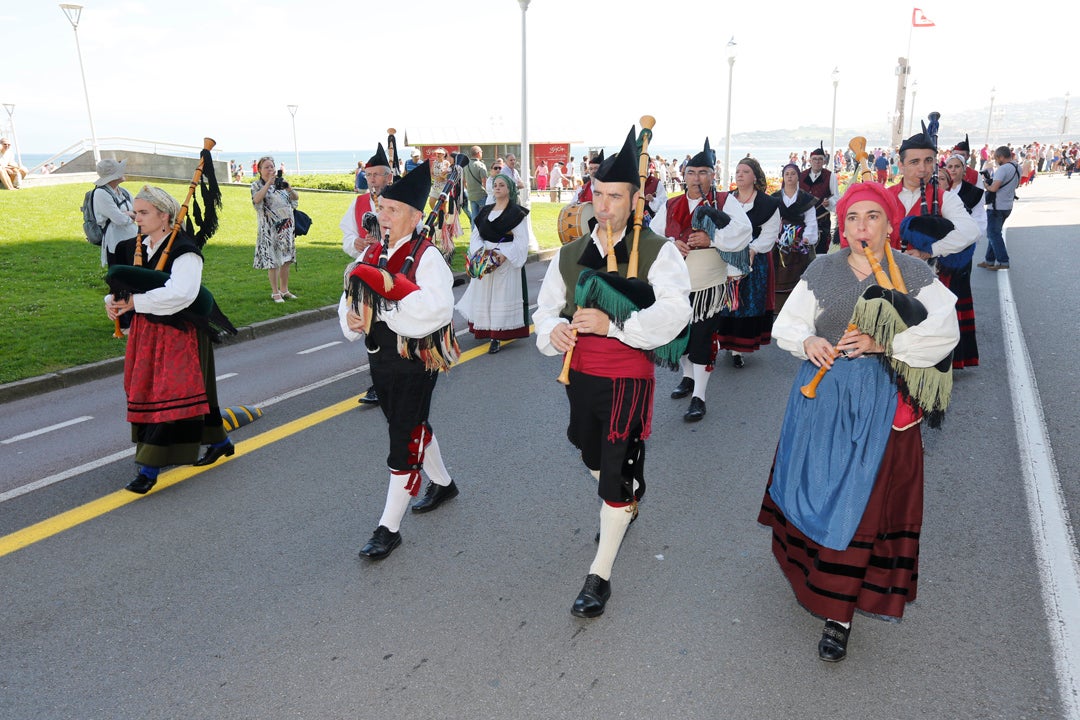 Decenas de personas participaron en el animado desfile que partió del parque Isabel la Católica y terminó en el Campo Valdés