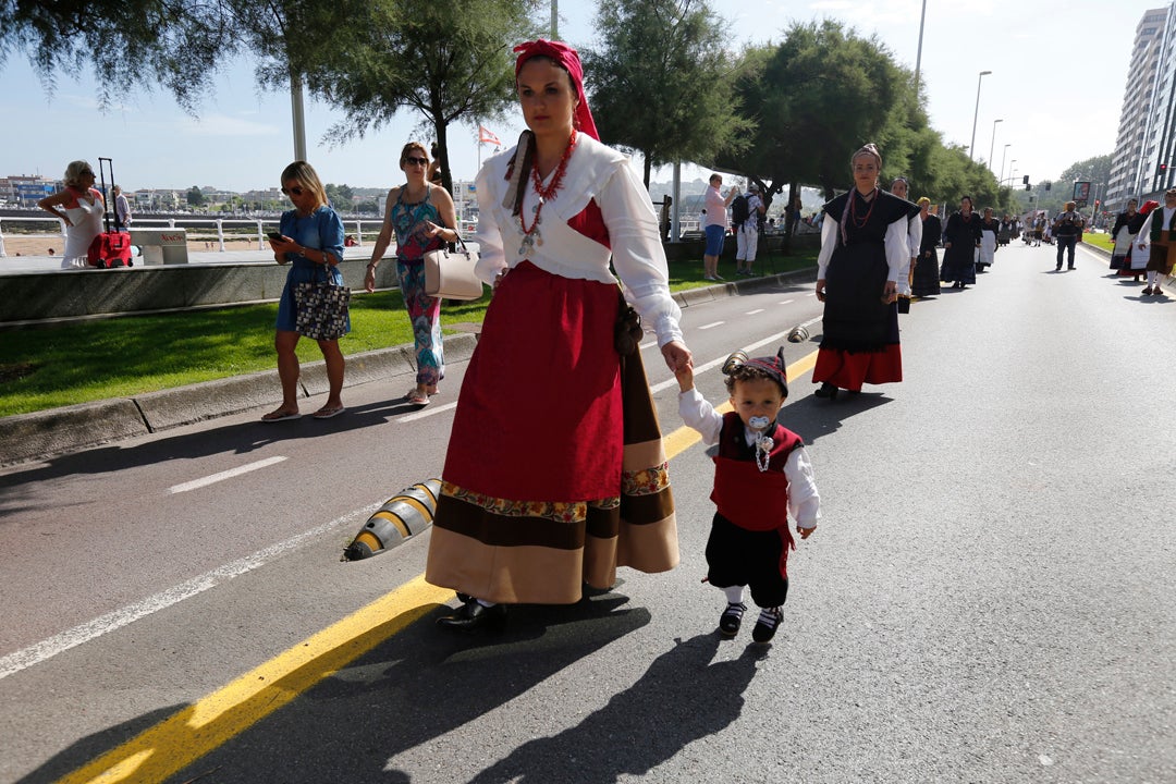 Decenas de personas participaron en el animado desfile que partió del parque Isabel la Católica y terminó en el Campo Valdés