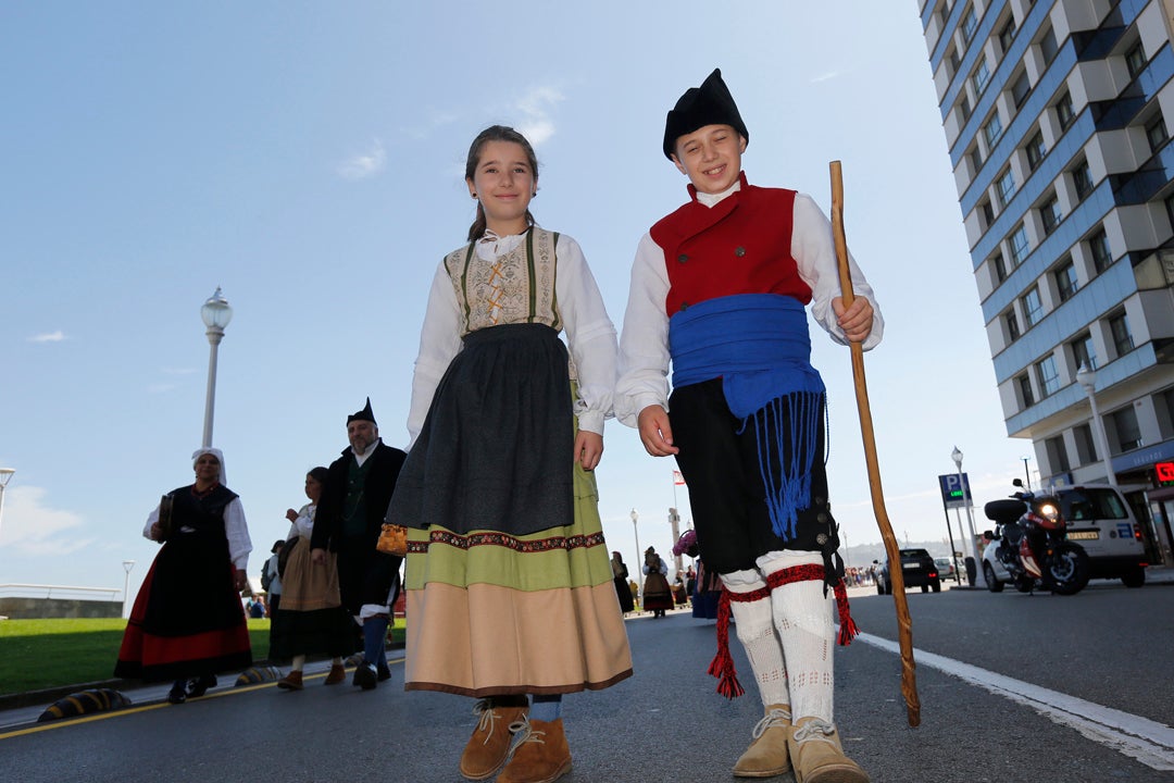 Decenas de personas participaron en el animado desfile que partió del parque Isabel la Católica y terminó en el Campo Valdés