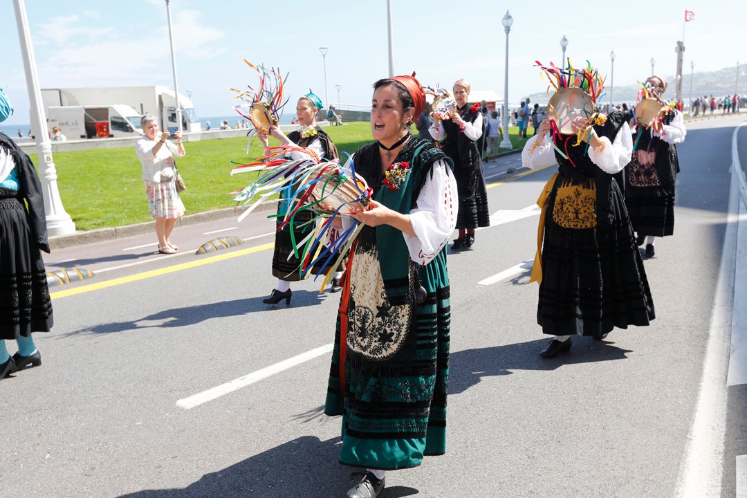 Decenas de personas participaron en el animado desfile que partió del parque Isabel la Católica y terminó en el Campo Valdés