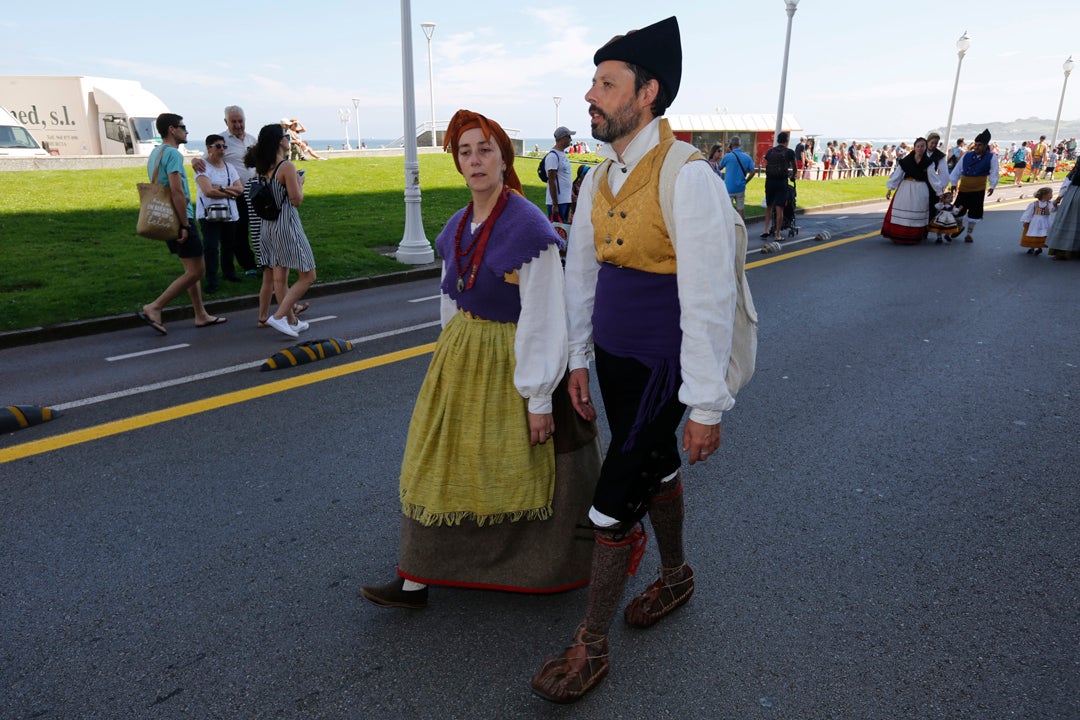 Decenas de personas participaron en el animado desfile que partió del parque Isabel la Católica y terminó en el Campo Valdés