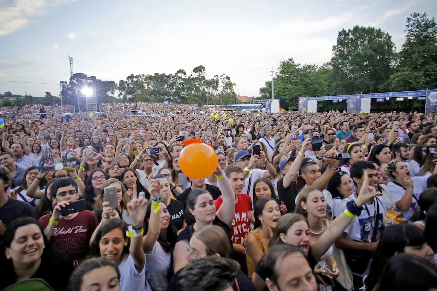 Los dieciséis exconcursantes se llevan un sonoro triunfo con su única actuación en Asturias, que congregó a más de 10.000 personas