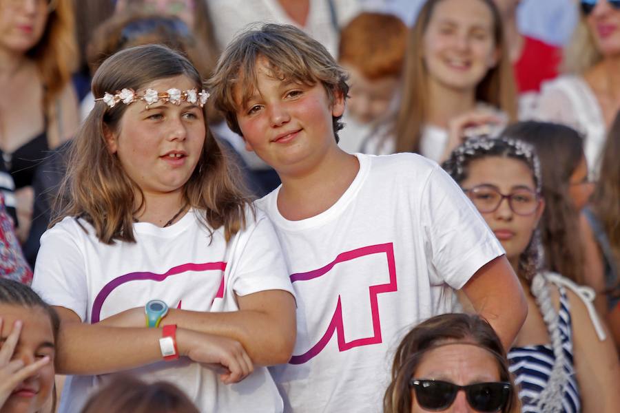 Los dieciséis exconcursantes se llevan un sonoro triunfo con su única actuación en Asturias, que congregó a más de 10.000 personas