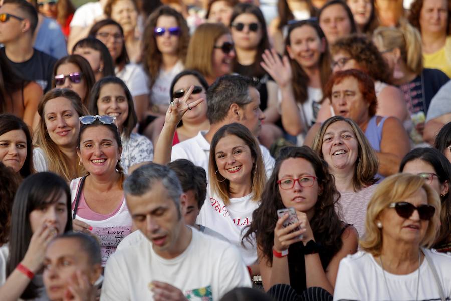 Los dieciséis exconcursantes se llevan un sonoro triunfo con su única actuación en Asturias, que congregó a más de 10.000 personas