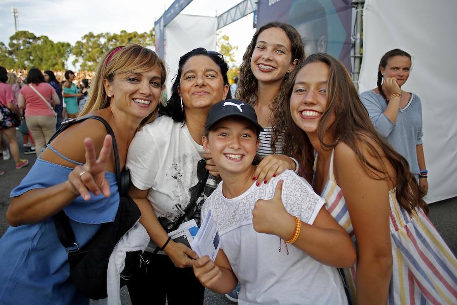 Los dieciséis exconcursantes se llevan un sonoro triunfo con su única actuación en Asturias, que congregó a más de 10.000 personas