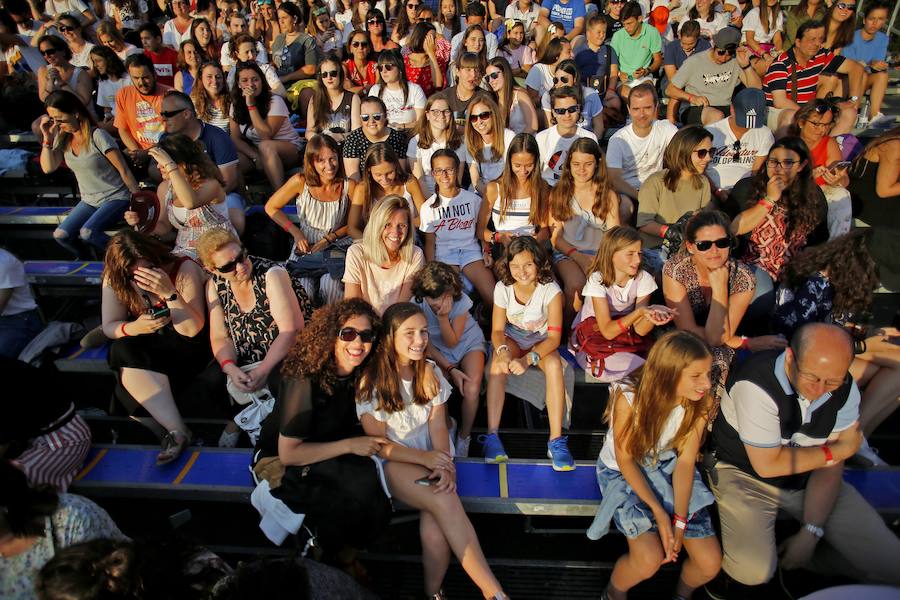 Los dieciséis exconcursantes se llevan un sonoro triunfo con su única actuación en Asturias, que congregó a más de 10.000 personas