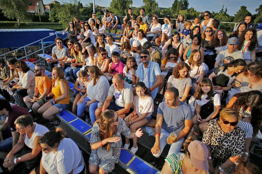 Los dieciséis exconcursantes se llevan un sonoro triunfo con su única actuación en Asturias, que congregó a más de 10.000 personas