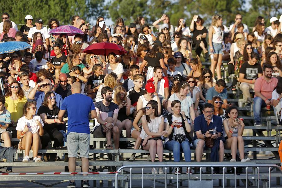 Los dieciséis exconcursantes se llevan un sonoro triunfo con su única actuación en Asturias, que congregó a más de 10.000 personas