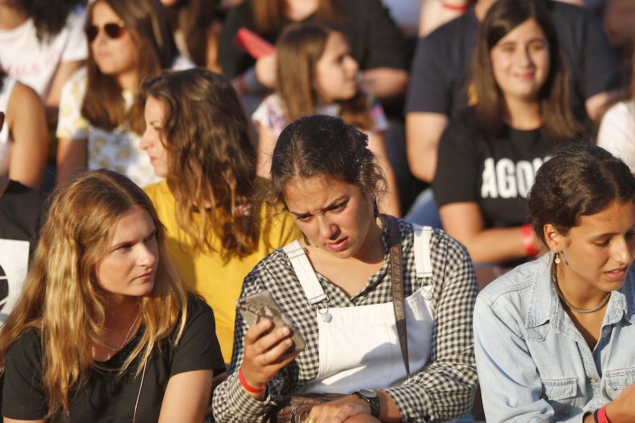 Los dieciséis exconcursantes se llevan un sonoro triunfo con su única actuación en Asturias, que congregó a más de 10.000 personas