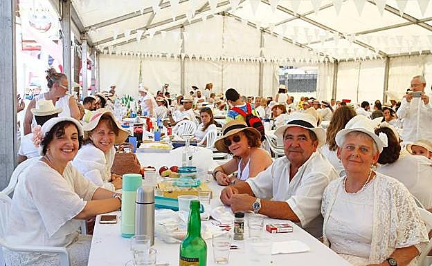 Todos los comensales participaron ataviados con el típico traje indiano. 