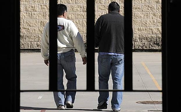 Dos reclusos pasean por el patio del centro penitenciario de Soto del Real (Madrid). 