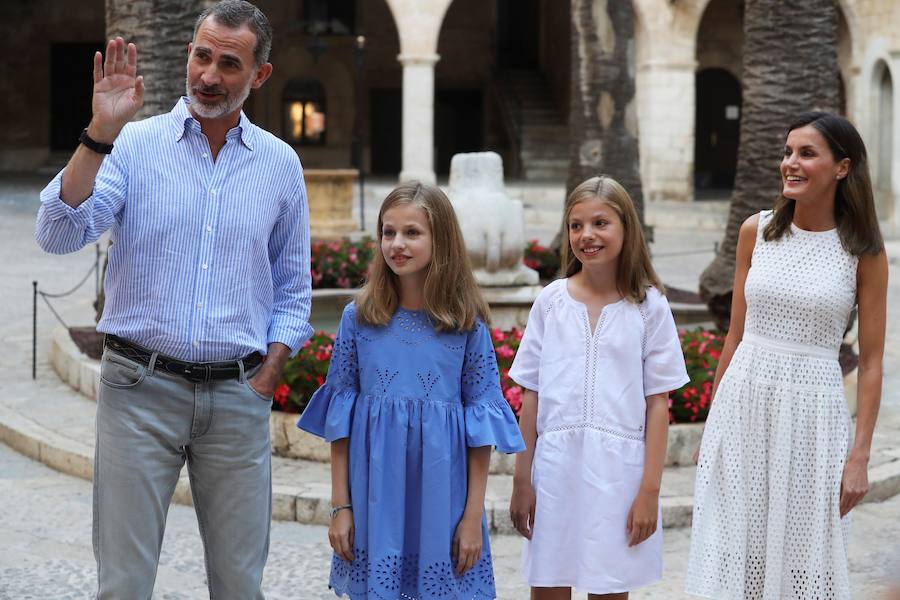 Los Reyes y sus hijas, la princesa Leonor y la infanta Sofía, han cumplido esta tarde la tradición de posar ante los medios gráficos al comienzo de su estancia veraniega en Palma, aunque esta vez no lo han hecho en el Palacio de Marivent, sino en el de la Almudaina.