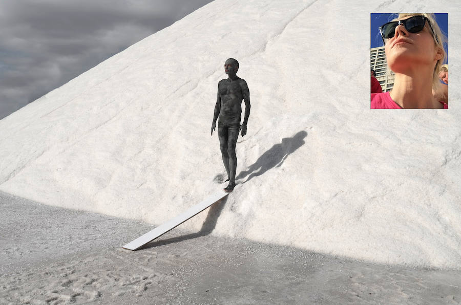 'Bloop'. La propuesta de María Moldes (en el recuadro), alimentada de fotos y audiovisuales, fue captanda en el Mar Menor y estudiael impacto del ser humano sobre el entorno natural. En el Museo Barjola. 