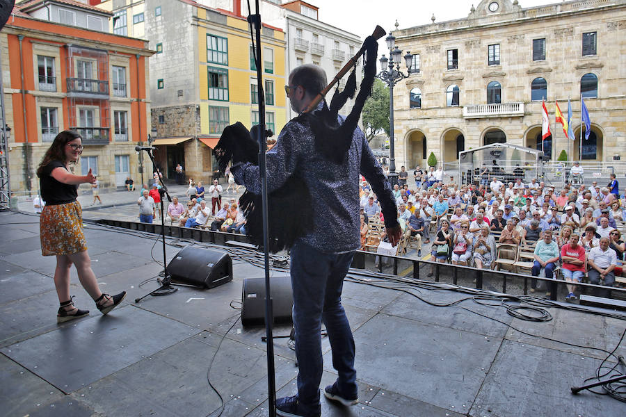 La plaza Mayor se llenó de público durante el Concurso de la Canción Asturiana de EL COMERCIO