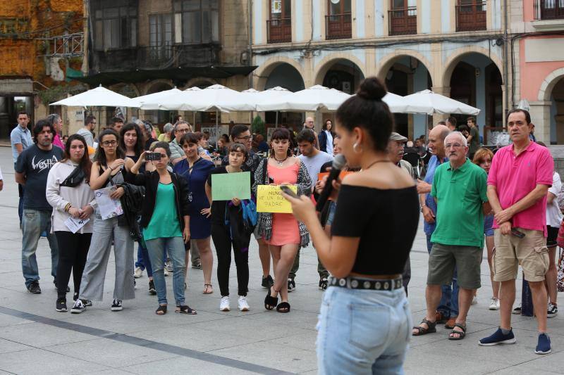 Numerosos asturianos secundaron la convocatoria de los colectivos feministas para rechazar la sentencia que condena a Juana Rivas a un total de cinco años de prisión como autora de dos delitos de sustracción de menores