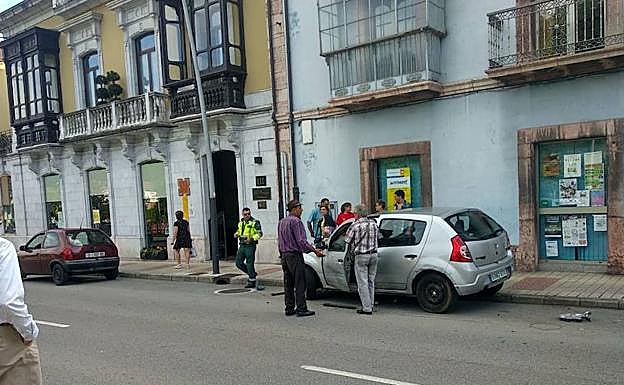 Un coche colisiona contra otro en Infiesto, que acaba empotrado en una acera