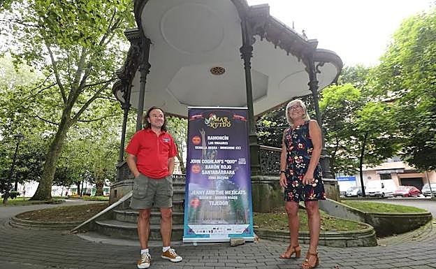 Béznar Arias y Ana Hevia, esta mañana en el quiosco de la música del parque de El Muelle. 