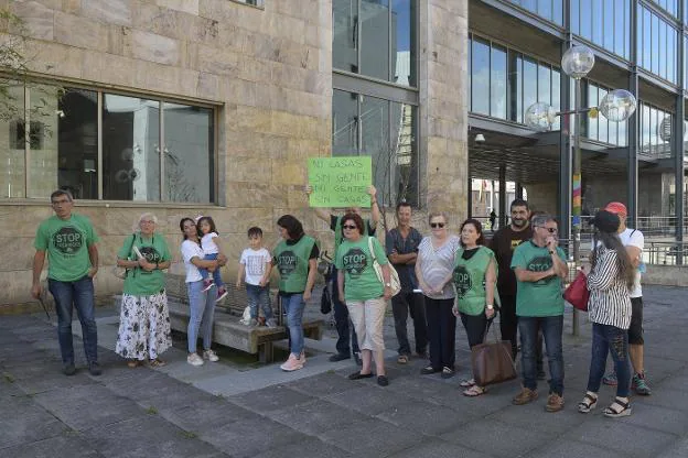 La Plataforma de Afectados por la Hipoteca de Asturias, reivindicándose frente a la Consejería de Servicios y Derechos Sociales. 