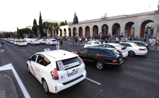Las protestas de los taxistas españoles contra la proliferación de licencias VTC (vehículos de alquiler con conductor), como Uber o Cabify, mantienen bloqueado el Paseo de la Castellana, una de las principales vías de Madrid. 