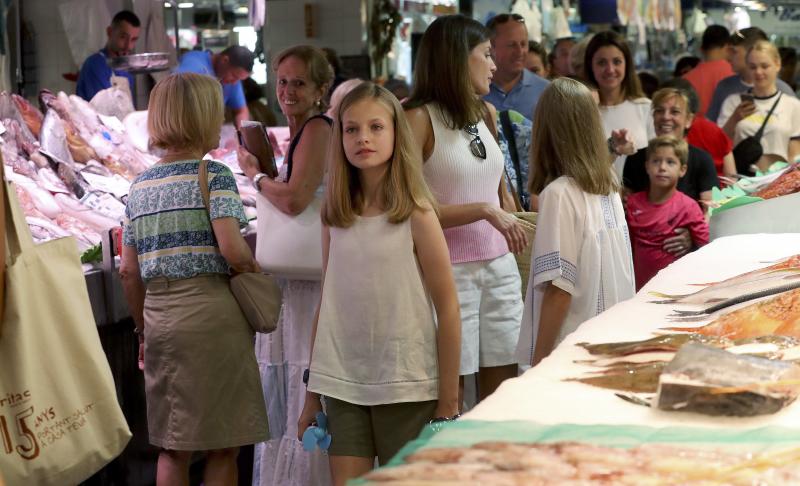 La reina Letizia y doña Sofía han visitado el mercado de Palma junto a la princesa Leonor y la infanta Sofía. Juntas han disfrutado también de un paseo por la ciudad.