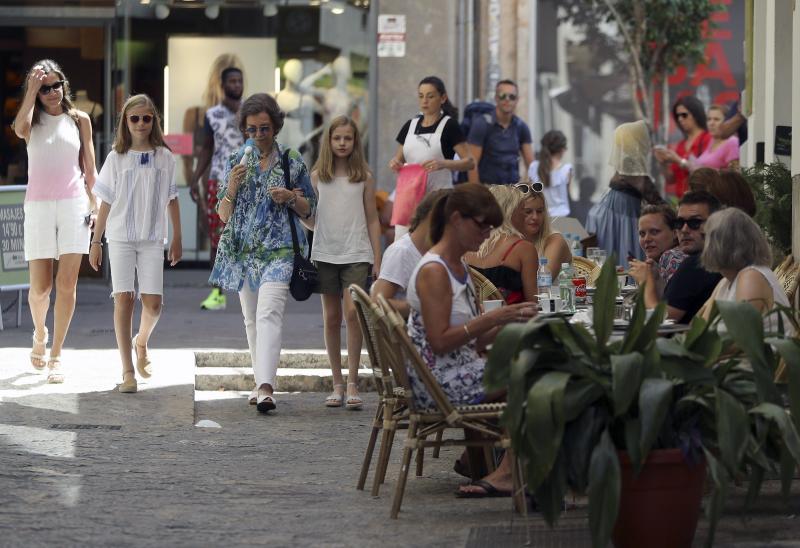 La reina Letizia y doña Sofía han visitado el mercado de Palma junto a la princesa Leonor y la infanta Sofía. Juntas han disfrutado también de un paseo por la ciudad.