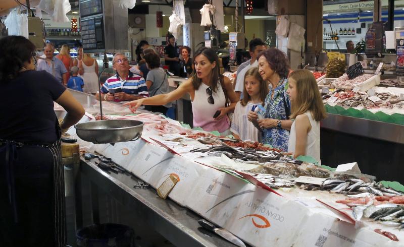 La reina Letizia y doña Sofía han visitado el mercado de Palma junto a la princesa Leonor y la infanta Sofía. Juntas han disfrutado también de un paseo por la ciudad.