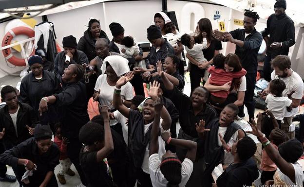 Migrantes a bordo del buque de rescate Aquarius el pasado mes de junio.