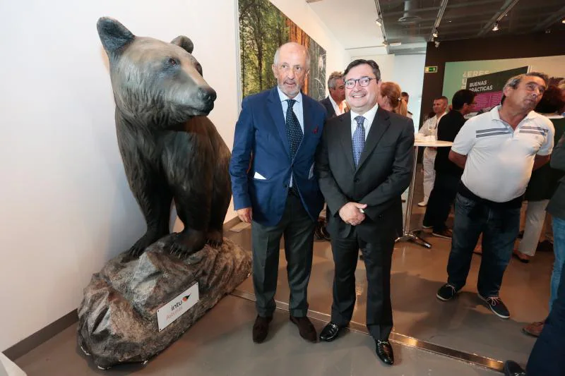 El presidente de la Fundación Oso de Asturias, Nicanor Fernández, y de la autoridad portuaria de Gijón, Laureano Lourido, han inaugurado la exposición 'Osos' en la Antigua Rula.