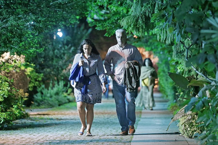La orquesta Assia abrió anoche la Terraza del Botánico. La reconocida formación fue la primera en actuar en el programa que organiza el Jardín Botánico, un concierto que congregó a una gran cantidad de público. El programa continuará el domingo con la fiesta tributo a Los locos.La periodista Toni Rodero, colaboradora de este diario, será la conductora de una fiesta que tendrá aforo limitado.El precio de las entradas es de 15 euros. 
