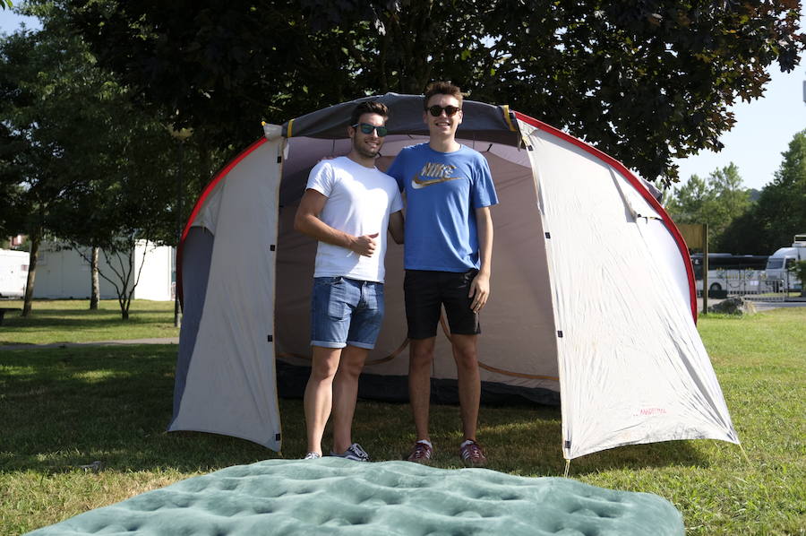 Los campistas de la Fiesta de las Piraguas ya han montado sus tiendas y disfrutan de la jornada.