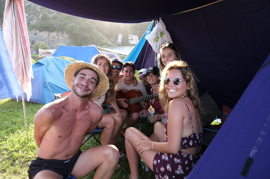 Los campistas de la Fiesta de las Piraguas ya han montado sus tiendas y disfrutan de la jornada.