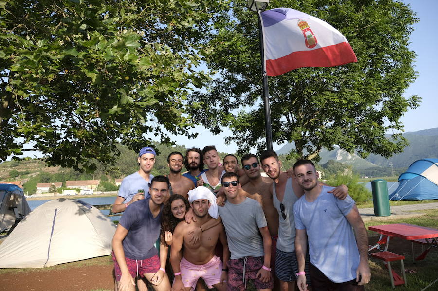 Los campistas de la Fiesta de las Piraguas ya han montado sus tiendas y disfrutan de la jornada.