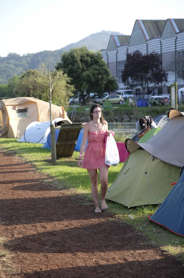 Los campistas de la Fiesta de las Piraguas ya han montado sus tiendas y disfrutan de la jornada.