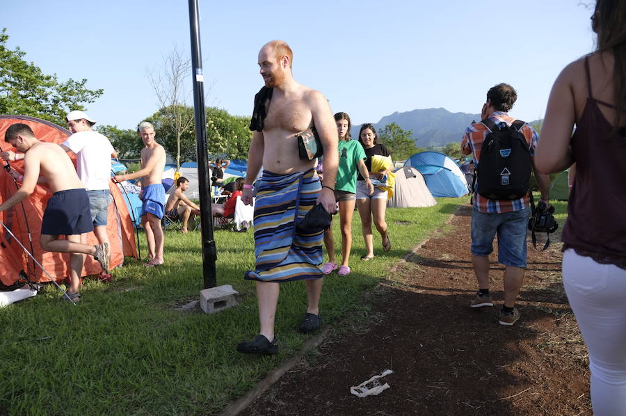 Los campistas de la Fiesta de las Piraguas ya han montado sus tiendas y disfrutan de la jornada.