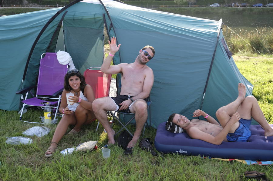 Los campistas de la Fiesta de las Piraguas ya han montado sus tiendas y disfrutan de la jornada.