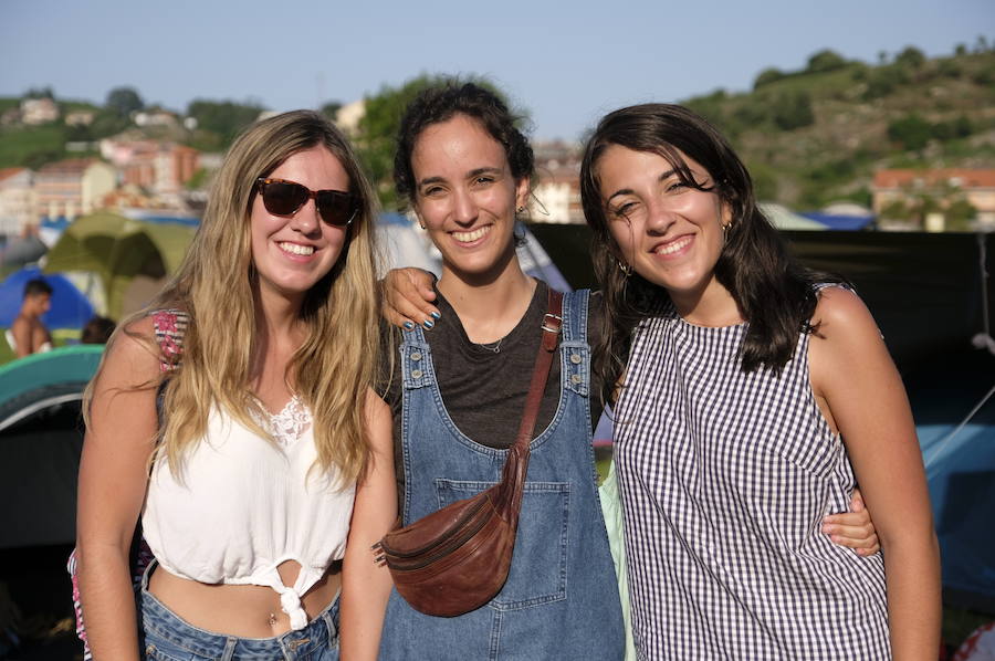 Los campistas de la Fiesta de las Piraguas ya han montado sus tiendas y disfrutan de la jornada.