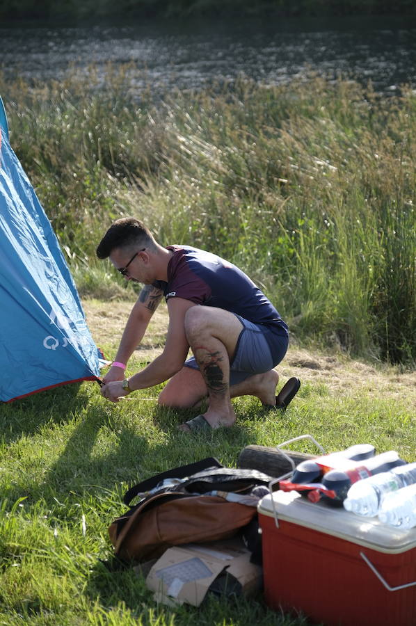 Los campistas de la Fiesta de las Piraguas ya han montado sus tiendas y disfrutan de la jornada.