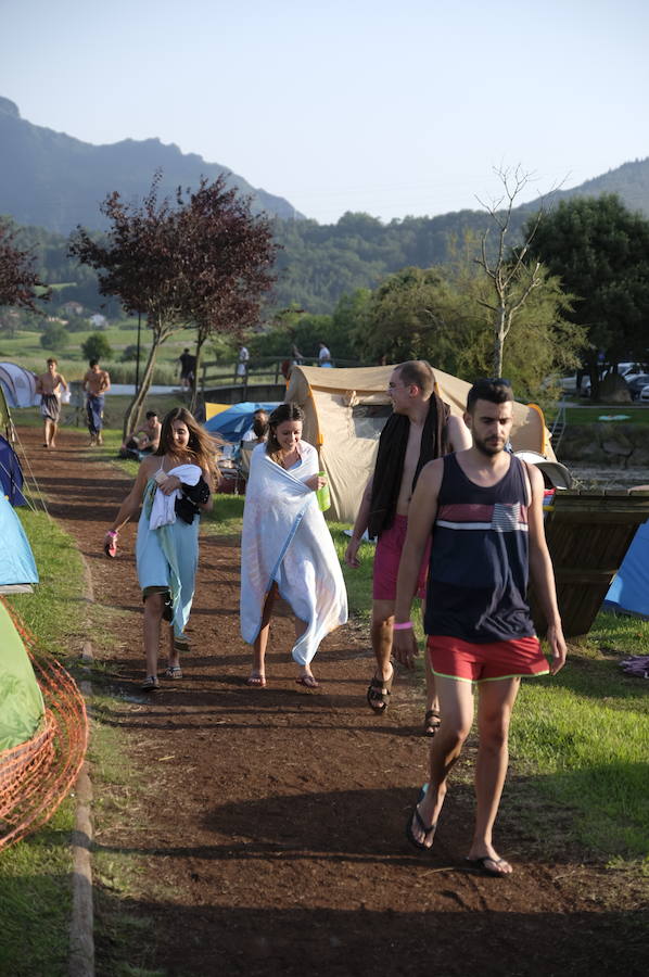 Los campistas de la Fiesta de las Piraguas ya han montado sus tiendas y disfrutan de la jornada.