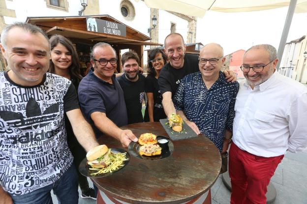 Varios hosteleros, con la concejala Raquel Ruiz y el gerente de Ucayc, invitan a una de los bocados que se sirven en Carlos Lobo. 