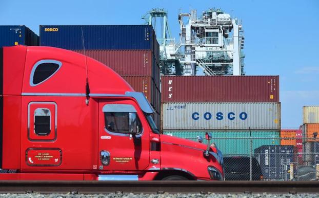 Un camión llega al puerto comercial de California.