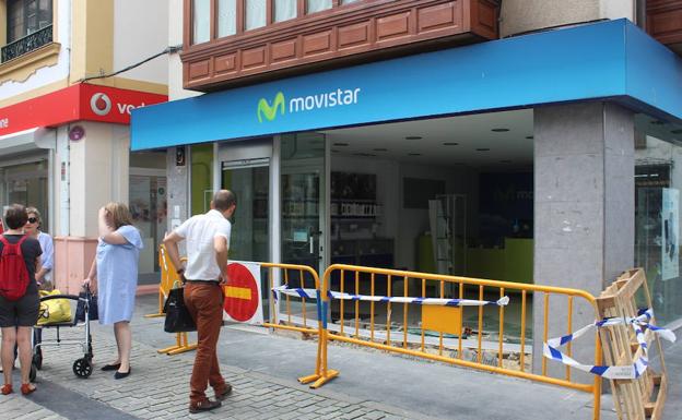 Asaltan en Villaviciosa una tienda de telefonía por el método del alunizaje