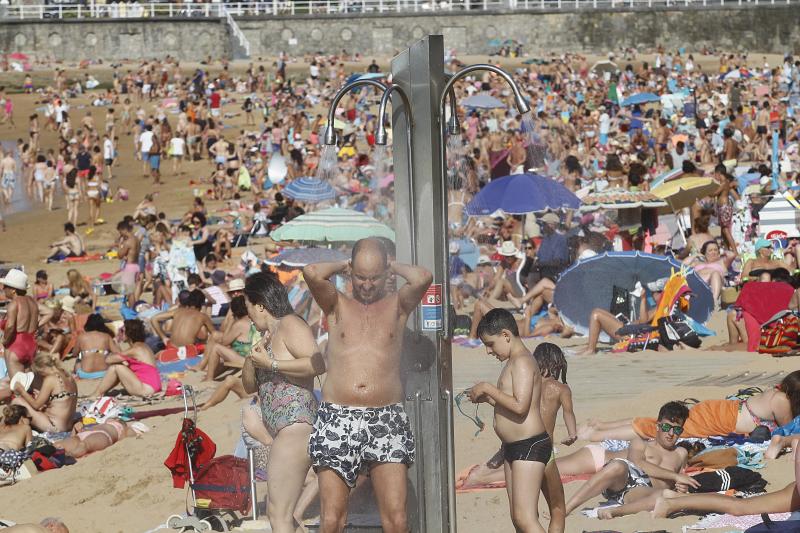 En la playa o la piscina, junto a una fuente o en una terraza. Ante la llegada de la primera ola de calor de este verano, que ha dejado valores por encima de los treinta grados, los asturianos buscan refresco en distintos escenarios. 