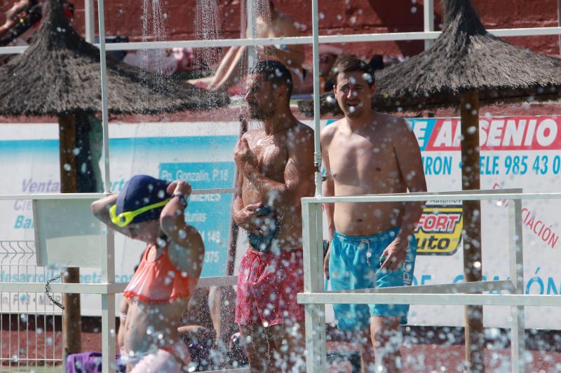 En la playa o la piscina, junto a una fuente o en una terraza. Ante la llegada de la primera ola de calor de este verano, que ha dejado valores por encima de los treinta grados, los asturianos buscan refresco en distintos escenarios. 