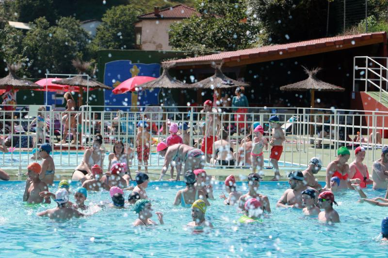 En la playa o la piscina, junto a una fuente o en una terraza. Ante la llegada de la primera ola de calor de este verano, que ha dejado valores por encima de los treinta grados, los asturianos buscan refresco en distintos escenarios. 