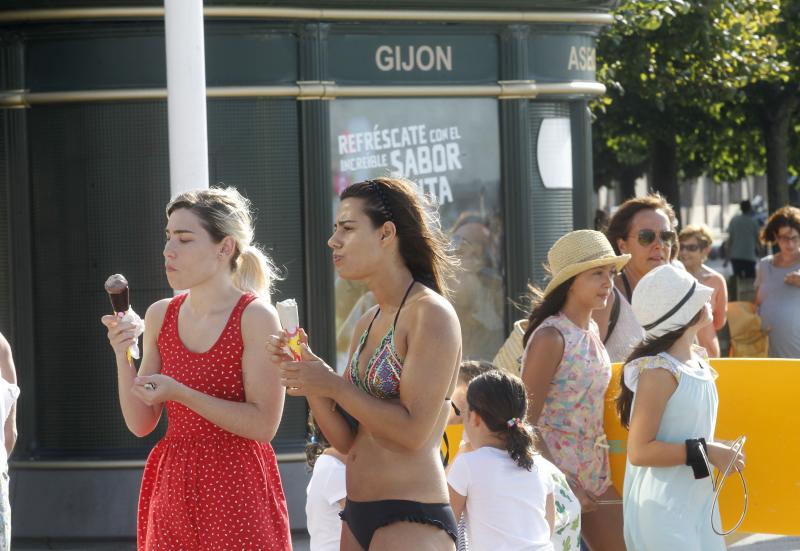 En la playa o la piscina, junto a una fuente o en una terraza. Ante la llegada de la primera ola de calor de este verano, que ha dejado valores por encima de los treinta grados, los asturianos buscan refresco en distintos escenarios. 