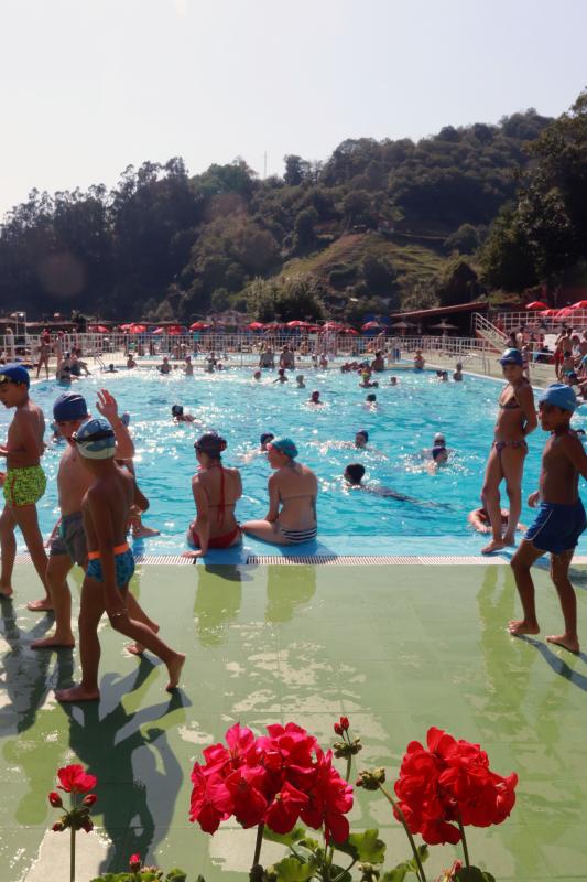 En la playa o la piscina, junto a una fuente o en una terraza. Ante la llegada de la primera ola de calor de este verano, que ha dejado valores por encima de los treinta grados, los asturianos buscan refresco en distintos escenarios. 