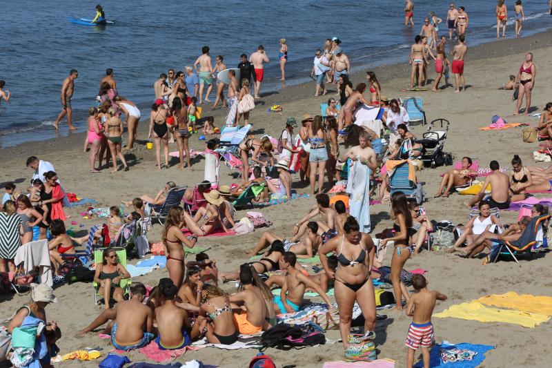 En la playa o la piscina, junto a una fuente o en una terraza. Ante la llegada de la primera ola de calor de este verano, que ha dejado valores por encima de los treinta grados, los asturianos buscan refresco en distintos escenarios. 