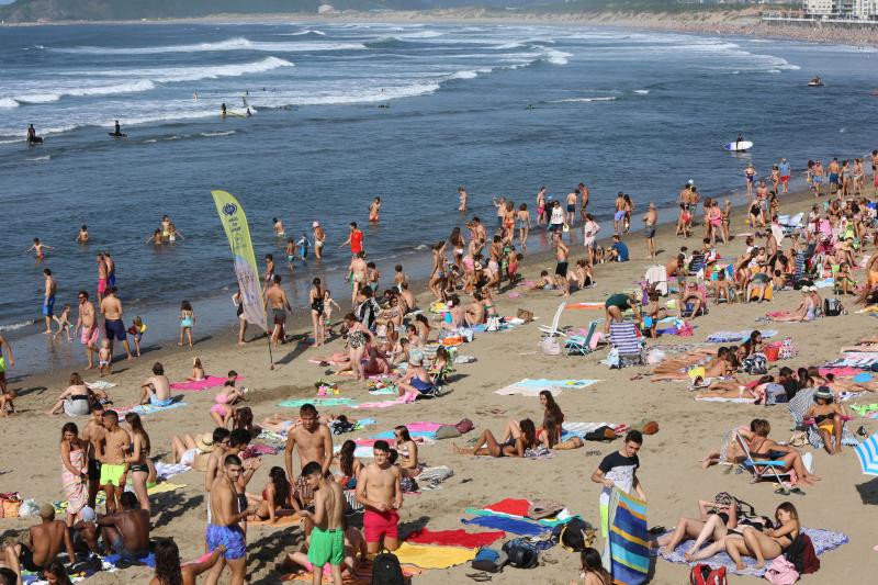 En la playa o la piscina, junto a una fuente o en una terraza. Ante la llegada de la primera ola de calor de este verano, que ha dejado valores por encima de los treinta grados, los asturianos buscan refresco en distintos escenarios. 